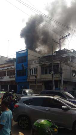 TEDDY AKBARI/SUMUT POS LOKASI: Personel Satpol PP Kota Binjai mengamankan lokasi saat petugas pemadam kebakaran memadamkan api di ruko Mode Fashion.