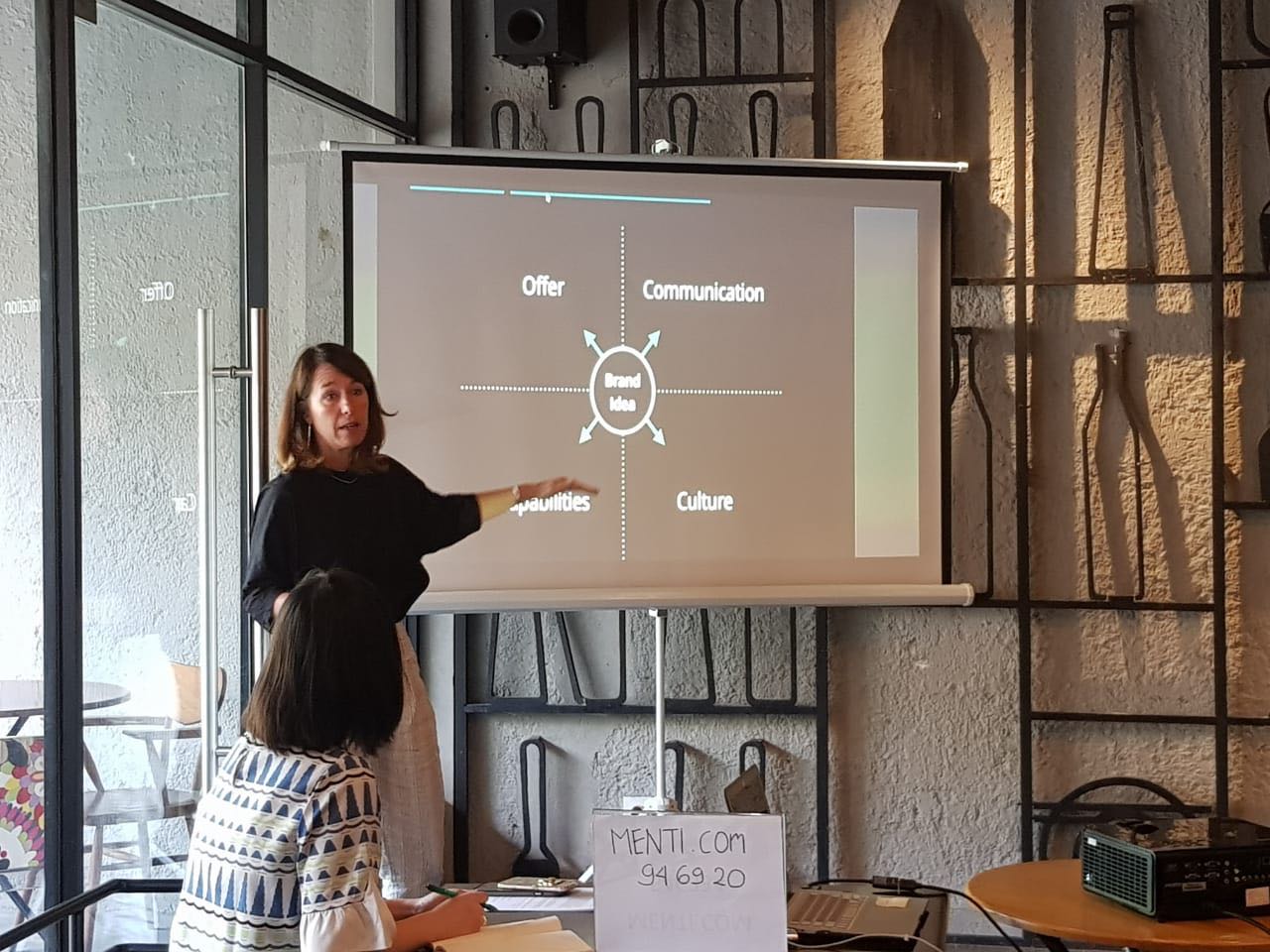 Foto: Istimewa/Sumut Pos OPEN SOURCE:  Wakil Presiden perusahaan Mozilla dari Amerika Serikat, Mary Ellen Muckerman, berbagi pengalaman mengenai Tren Terkini dalam Strategi Branding dan Marketing, di Cocowork at Clapham, Komp. Ruko Centre Point  Medan, Ju