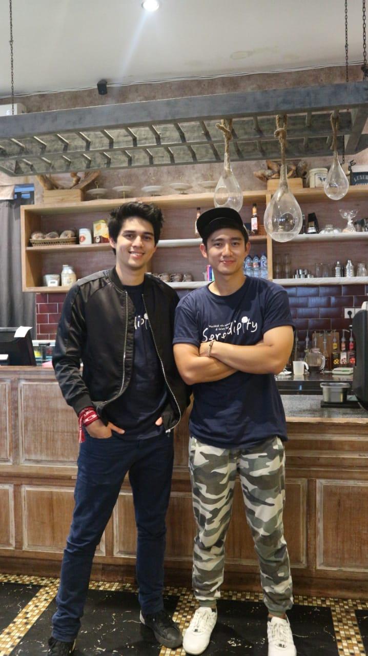 Foto: Dame/Sumut Pos SERENDIPITY: Dua bintang film Serendipity versi Indonesia, Maxime Bouttiere dan Kenny Austin, dalam meet and greet di Kota Medan, mempromosikan film Serendipity, Sabtu (11/8).