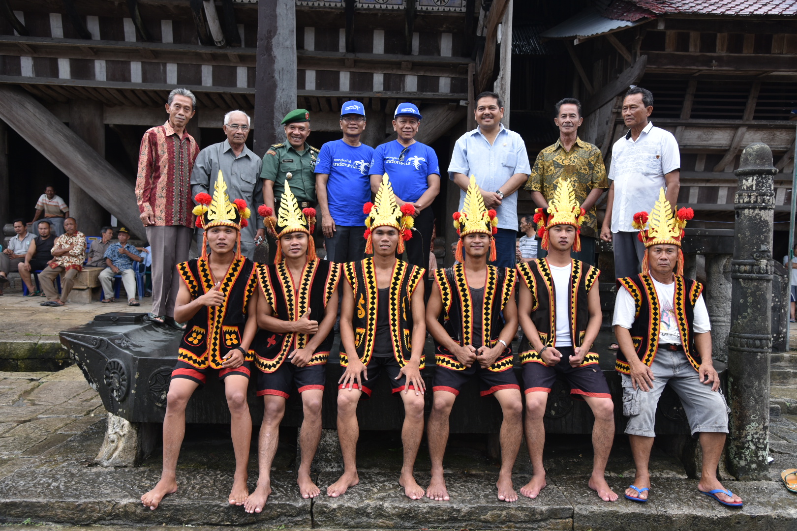 Foto: Istimewa Penjabat Gubernur Sumatera Utara (Pj Gubsu) Drs Eko Subowo MBA berkunjung ke Ombo Batu Desa Bawomataluo Kecamatan Fanayama Kabupaten Nias Selatan, Jum