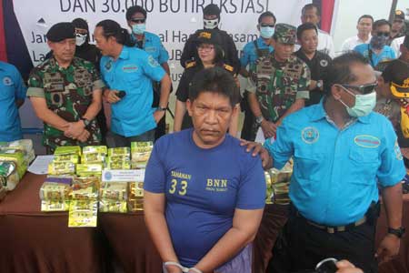 SUTAN SIREGAR/SUMUT POS PAPARAN: Ibrahim Hasan alias Ibrahim Hongkong dihadirkan dalam paparan yang digelar BNN di Belawan, Kamis (23/8)