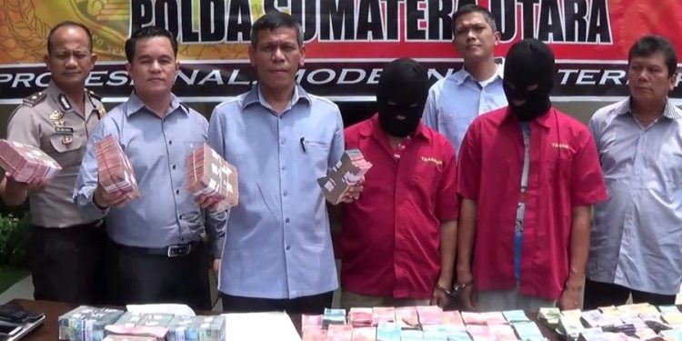Dua Pejabat Dinas Pertanian Padang Lawas, Sumatera Utara dan barang bukti uang lebih dari Rp. 1,1 miliar.