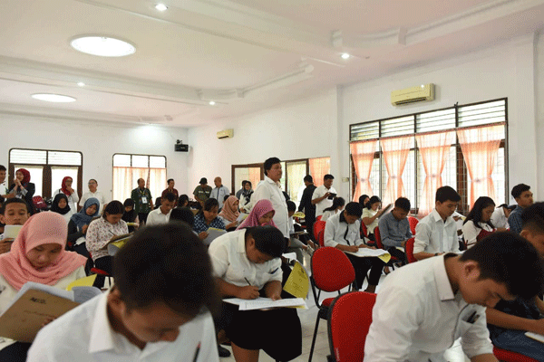 BAGUS SYAHPUTRA/Sumut Pos TINJAU UJIAN: Rektor USU Runtung Sitepu saat melakukan peninjauan Ujian SPMPD USU Jalan Dr Mansyur Medan, Minggu (5/8).