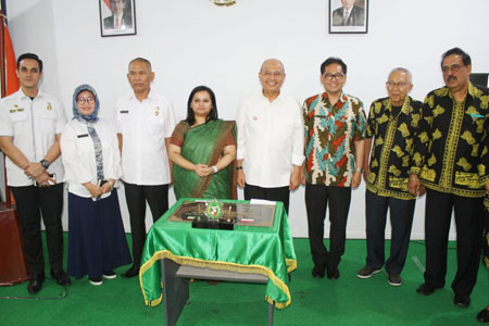 foto-foto pemko medan for sumut pos DIABADIKAN: Wali Kota Medan HT Dzulmi Eldin diabadikan bersama Konsul India untuk Provinsi Sumut dr Shakira Shah, Direktur RSUD dr Pirngadi Medan dr Suryadi Panjaitan, Guru Besar Ahli Forensik Prof dr Amri Amir, Asisten