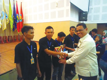 BAGUS SYAHPUTRA/Sumut Pos PIALA: Penyerahan hadiah NCW 2018 di Polmed.