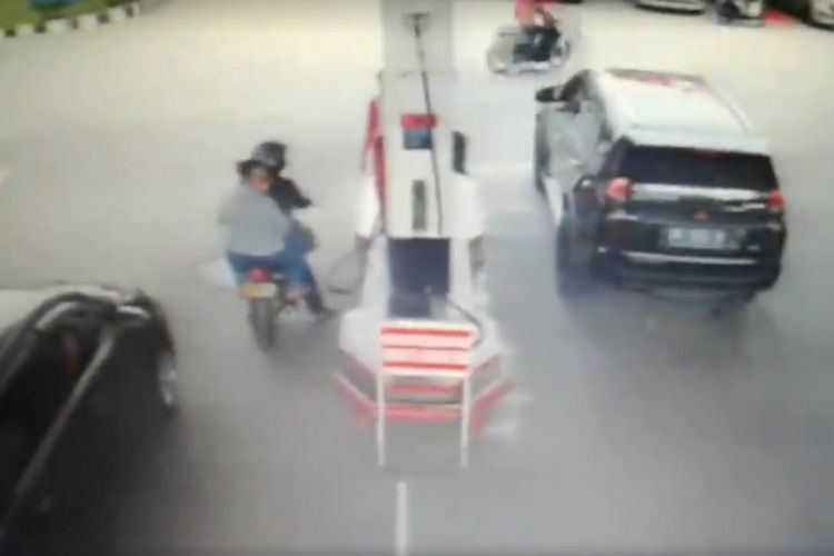 Foto: dok. Facebook  Video rekaman CCTV yang berisi aksi anggota TNI menendang seorang perempuan petugas SPBU di Tanjung Morawa, Kabupaten Deli Serdang, Sumatera Utara, beredar di media sosial.