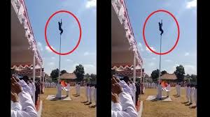 Serma Timbul, anggota Koramil di Klaten memanjat tiang bendera, saat HUT Kemerdekaan RI, Jumat (17/8/2018).