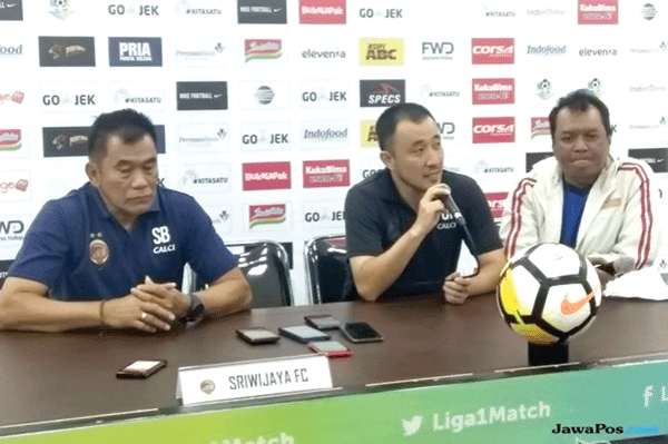 jawa pos KETERANGAN: Subangkit dan Lee Hyun Koo saat memberi keterangan.