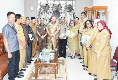 SURYA/SUMUT POS SEPAKAT: Forkopimda Sergai diabadikan usai menggelar rapat bersama menyatakan kesepakatan untuk menunda pelaksanaan Imunisasi MR di Kabupaten Sergai, Selasa(7/8).