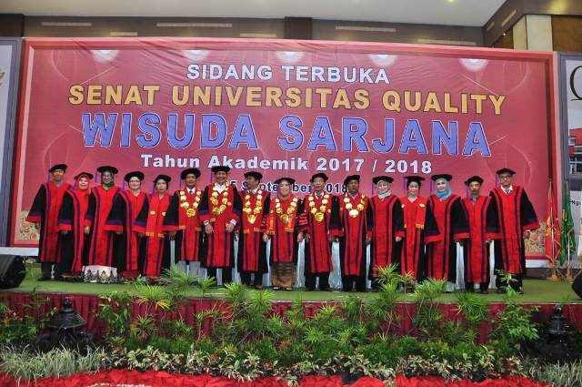 DIABADIKAN: Rektor Universitas Quality Medan, Prof DR Dra Erna Frida MSI diabadikan bersama para anggota Senat Universitas Quality pada wisuda 636 sarjana, Selasa (25/9).( Foto : Istimewa/sumut Pos)