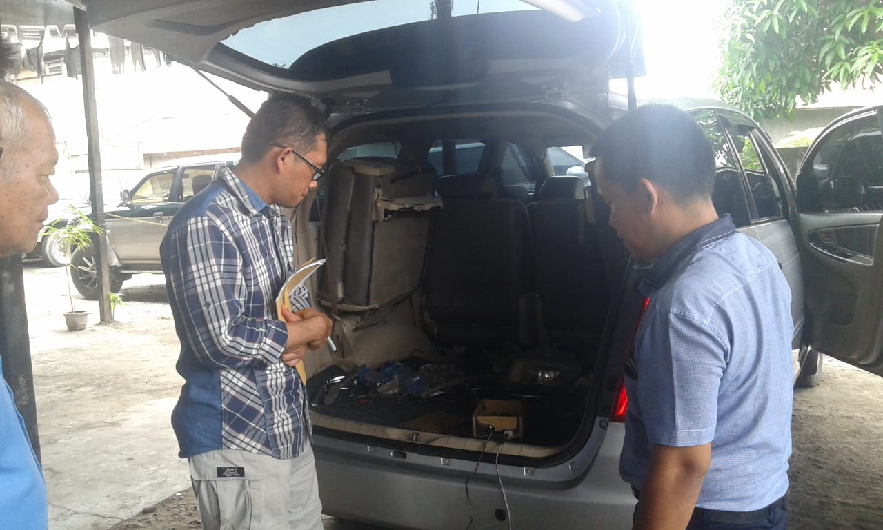 UJI EMISI: Perwakilan USU dan pemilik bengkel saat mencoba alat uji emisi gas buang pada kendaraan mobil.( Foto : Istimewa/Sumut Pos)