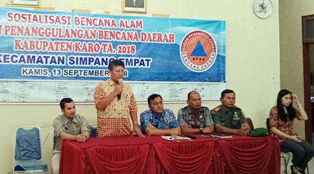 SOLIDEO/SUMUT POS SOSIALISASI: Kepala BPBD Karo Martin Sitepu saat memberikan pemaparan dalam kegiatan sosialisasi bencana alam di Aula Kantor Camat Simpang Empat.