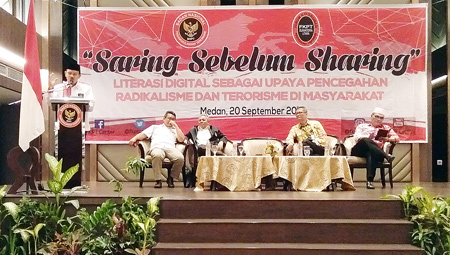 Pran Hasibuan/sumut pos SAMBUTAN: Inspektur BNPT RI, Amrizal menyampaikan sambutan dalam seminar dan deklarasi KJD yang diinisiasi FKPT Sumut, di Hotel Le Polonia Medan, Kamis (20-9).