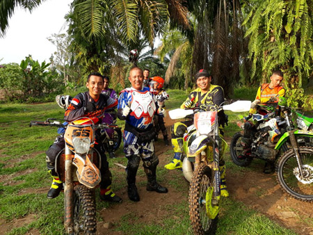 teddy akbari/sumut pos AKSI: Kaden A Brimob, AKBP Nugroho Tri Nuryanto (kiri) pada kesempatan ngetrail beberapa waktu lalu.