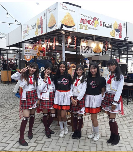 COSPLAY: Penampilan cosplay menyemarakkan kehadaian tempat tongkrongan di Medan, Mega park.