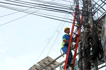 SUTAN SIREGAR/SUMUT POS PERBAIKAN: Petugas PLN memperbaiki jaringan listrik di Jalan Brigjen Katamso Medan, beberapa waktu lalu. Senin (9/1) Perbaikan tersebut guna mengantisipasi rusaknya aliran listrik disaat musim penghujan.