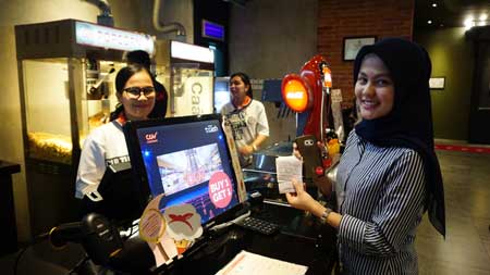 Salah satu pelanggan sedang menikmati kemudahan transaksi Non – Tunai menggunakan TCASH di CGV. Selain memberikan kemudahan, ia juga mendapatkan gratis 1 Tiket setiap pembelian menggunakan TCASH dari Telkomsel.
