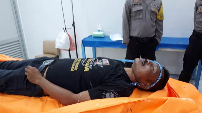 Jenazah Marlon Simarmata. Ia mengakhiri hidup dengan gantung diri.