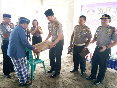 teddy akbari/SUMUT POS BANTUAN: Kapolres Binjai, AKBP Donald Simanjuntak serahkan sak semen kepada pengurus  Masjid Al Muhaimin.