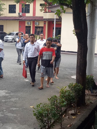 SOPIAN/SUMUT POS DIBOYONG:Petugas Mapolres Tebingtinggi ketika menggiring ketiga pelaku judi kartu joker.