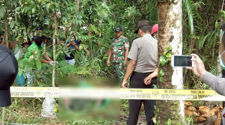 ADITIA LAOLI/SUMUT POS OLAH TKP:Kapolsek Sirombu  AKP S Tampubolon bersama jajaran olah TKP di lokasi korban tewas.