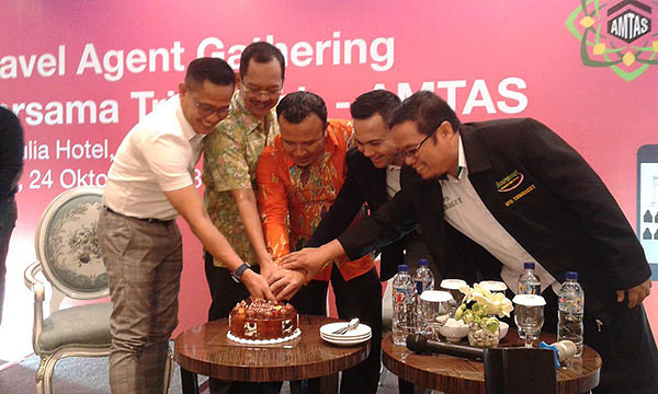 istimewa/sumut pos KUE: Ketua AMTAS, Ustad Zainudin (baju orange), memotong kue Milad AMTAS bersama lainnya.