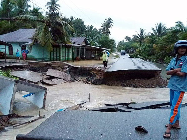 SUTAN SIREGAR/SUMUT POS PUTUS: Jalan di Desa Taluk, Kecamatan Natal, Madina terputus 20 meter akibat banjir, sehingga jalan tersebut tidak bisa dilalui, Jumat (12/10).