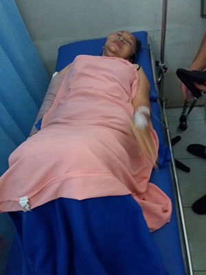 SOPIAN/SUMUT POS DIRAWAT: Dua dari tiga korban yang ditabrak bus Bayu Raja saat dirawat di Rumah Sakit Bhayangkara Kota Tebingtinggi.