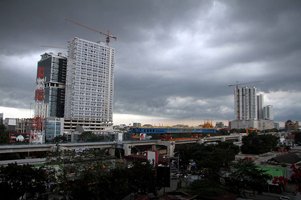 SUTAN SIREGAR/SUMUT POS  CUACA ekstrem: Awan mendung terlihat dari ketinggian di Jalan Putri Hijau Medan, Kamis (18/10). Warga diimbau agar berhati-hati menghadapi cuaca buruk yang terjadi di Kota Medan, mulai dario waspada banjir hingga berdampak pada ke