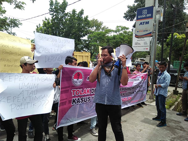 agusman/SUMUT POS UNJUKRASA: Massa DPD Garda NKRI Sumut, saat melakukan unjukrasa di Kejatisu, Rabu (17/10).