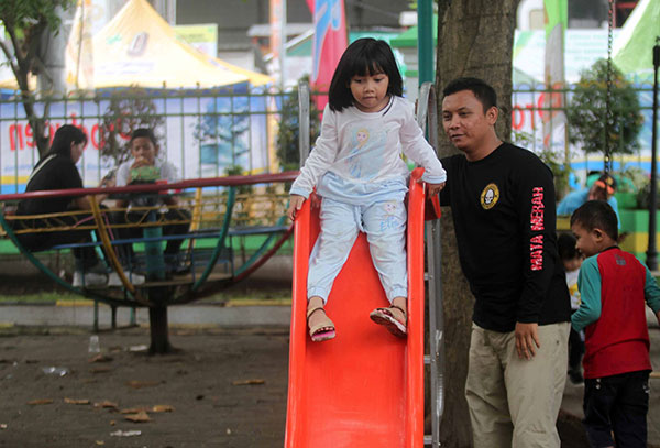 SUTAN SIREGAR/SUMUT POS            FASILITAS PUBLIK: Pengunjung bermain menggunakan fasiitas bermain yang berada di Taman Lapangan Merdeka Medan, Minggu (14/10) Fasilitas tersebut sangat bermanfaat bagi masyarakat yang berakhir pekan di taman.