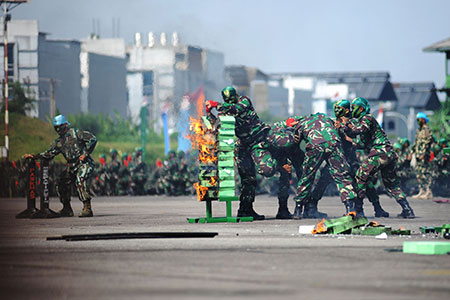 ATRAKSI: Anggota gabungan TNI melakukan atraksi saat perayaan HUT TNI ke-73 di Lanud Suwondo Medan, Jumat (5/10)