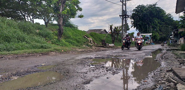 Fachril/sumut pos RUSAK: Jalan Young Panah Hijau yang kini semakin rusak parah, kemarin.