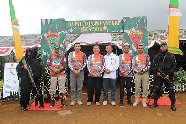 Solideo/sumut pos PROMOSI:Bupati Karo Terkelin Brahmana, Dandim 0205/TK Letkol Inf Taufik Rizal Batubara dan lainnya diabadikan usai menjelajahi Hutan Siosar.