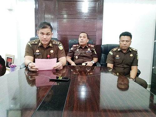TEDDY/SUMUT POS KETERANGAN: Kajari Binjai, Victor Antonius Saragih Sidabutar (tengah) didampingi Kasi Pidsus Asepte Gaulle Ginting (kiri) dan penyidik Benny Surbakti (kanan) memberikan keterangan kepada wartawan.
