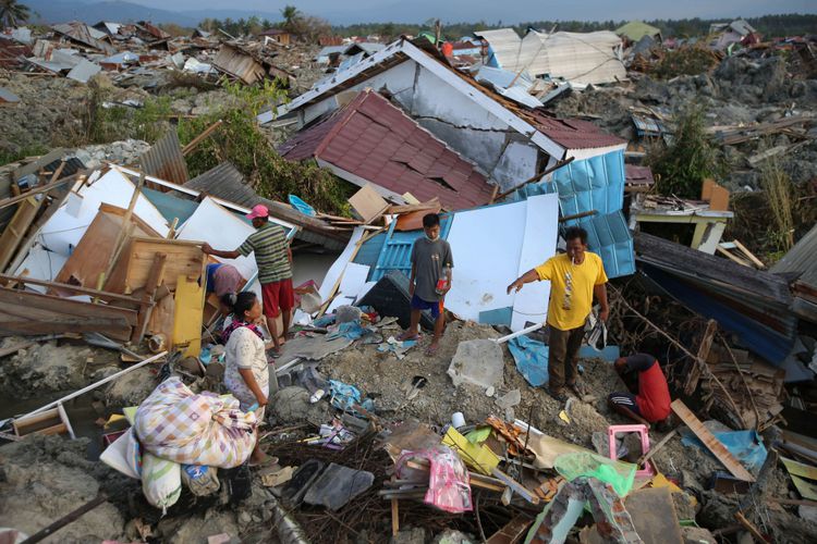 Kristianto Purnomo/kps  Warga korban gempa bumi menyelamatkan barang berharga yang masih bisa digunakan di Petobo, Palu, Sulawesi Tengah, Jumat (5/10/2018). Petobo menjadi salah satu wilayah yang paling parah terdampak gempa karena dilalui sesar Palu Koro