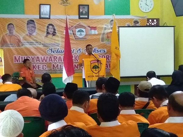 PRAN HASIBUAN/SUMUT POS ARAHAN: Ketua PDK Kosgoro’ 57 Medan, Nanda Ramli saat memberi arahan dan bimbingan pada Muscam PK Kosgoro Medan Selayang.