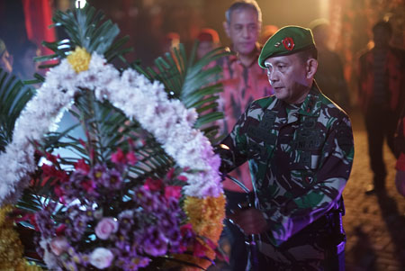 KARANGAN BUNGA: Pangdam I/BB Mayjen TNI Muhammad Sabrar Fadhilah didampingi Ketua MPW Pemuda Pancasila Sumut Kodrat Shah meletakkan karangan bunga di Tugu Ampera Kampung Kolam, Percut  Seituan, Minggu (30/9).