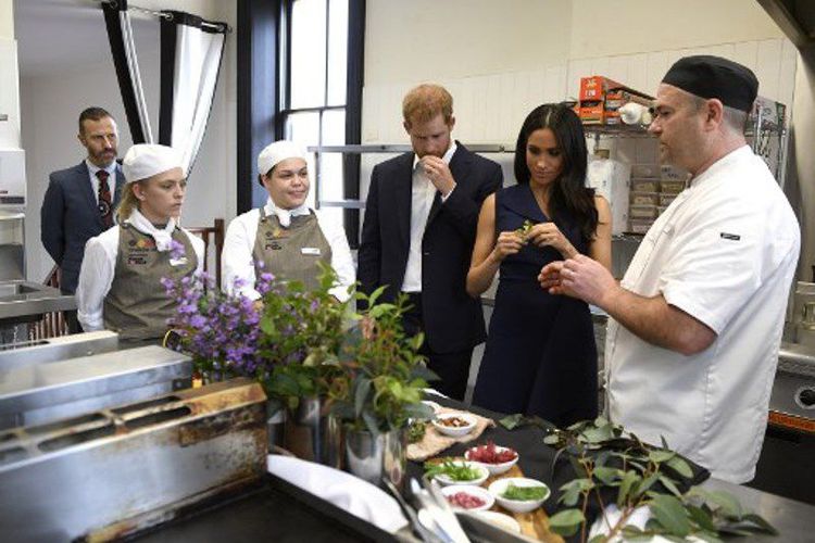 AFP/Andy Brownbill  Pangeran Harry dan dan istrinya Meghan Markle mencicipi bahan makanan asli Australia di restoran perusahaan sosial di Melbourne pada Kamis (18/10/2018).