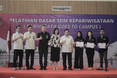 Istimewa BERSAMA:Anggota DPR RI Komisi X dr Sofyan Tan, Ketua Panitia Kegiatan Kemal Akbar Khalikal SSos, Kemenpar RI  Fransiskus Handoko dan Direktur Poltekpar Medan Dr Anwari Masatip, foto bersama dengan Rektor Unpri, Dr Chrismis Novalinda Ginting MKes.