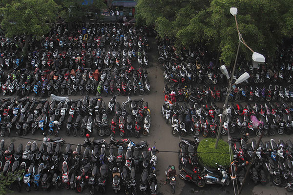 SUTAN SIREGAR/SUMUT POS       PARKIR: Ratusan kendaraan parkir di areal parkir Pusat Pasar Medan. Pengelolaan parkir di lokasi ini masih dipegang PT BDK.