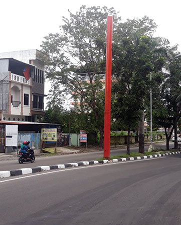 M IDRIS/sumut pos BERDIRI: Tiang reklame menyalahi aturan berdiri di pulau Jalan T Amir Hamzah, Senin (15/10).