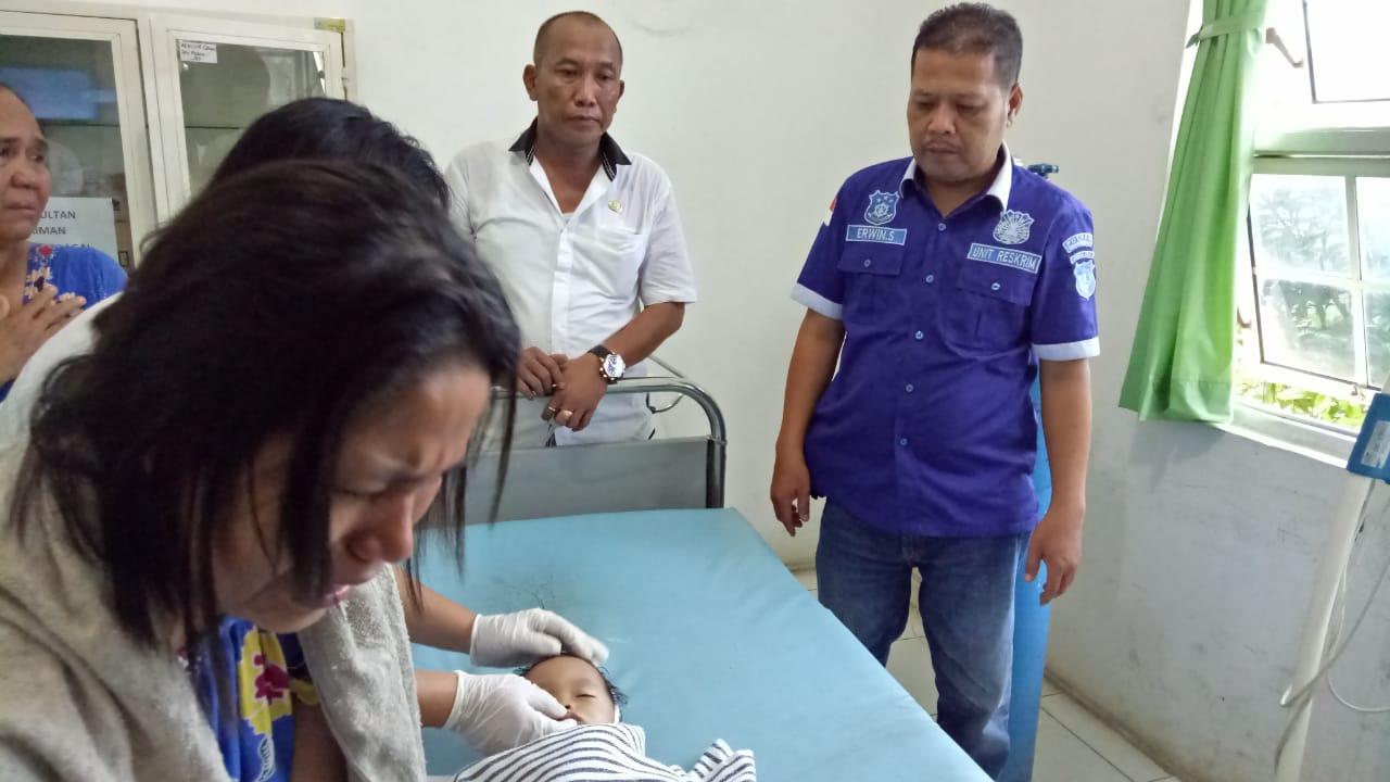 Tangisan ibu bayi korban banjir di Sei Rampah.