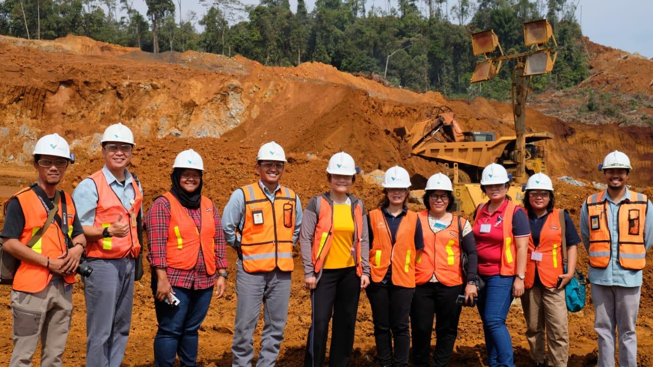 Foto: Corcomm Martabe TAMBANG NIKEL:  Para wartawan pemenang Kompetisi Karya Jurnalistik 2018 Tambang Emas Martabe, foto bersama perwakilan PT Vale Indonesia Tbk dan Senior Manager Corporate Communications PT Agincourt Resources, Katarina Siburian Hardion