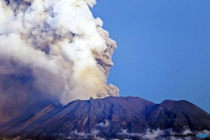 ILUSTRASI. Erupsi gunung. Gunung Soputan di Sulut meletus dan melontarkan abu vulkanik setinggi 4.000 meter. (dok)