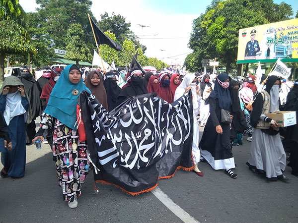 AKSI DAMAI: Kaum perempuan ikut melakukan aksi damai Bela Tauhid di Kota Binjai, Jumat (26/10). Mereka ikut longmarch  dari Masjid Agung Binjai menuju Mapolres Binjai.
