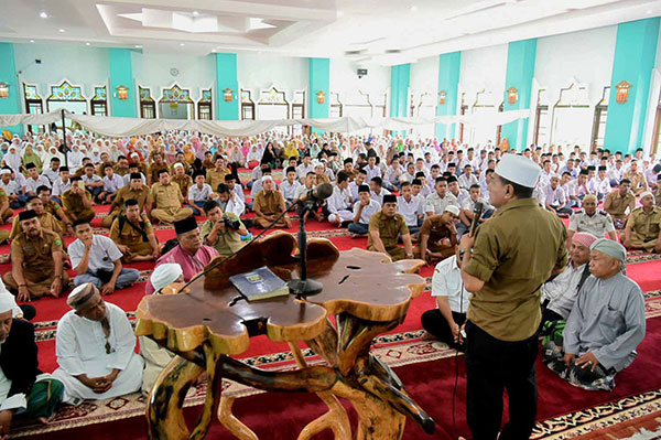 humas pemprovsu for sumut pos salat ghaib: Gubernur Sumatera Utara, Edy Rahmayadi menunaikan Salat Ghaib berjamaah di Masjid Raya Panyabungan, Kabupaten Mandailing Natal, Senin (15/10). Salat Ghaib ini ditujukan kepada korban bencana banjir bandang.  yang