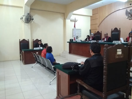 TEDDY akbari/SUMUT POS MENDENGARKAN: Hardi Sihaloho (rompi merah) dan Rosmalinda Br Saragih (baju biru), mendengarkan vonis Ketua Majelis Hakim Fauzul Hamdi di Ruang Sidang Cakra PN Binjai Kelas I-B, Selasa (9/10).