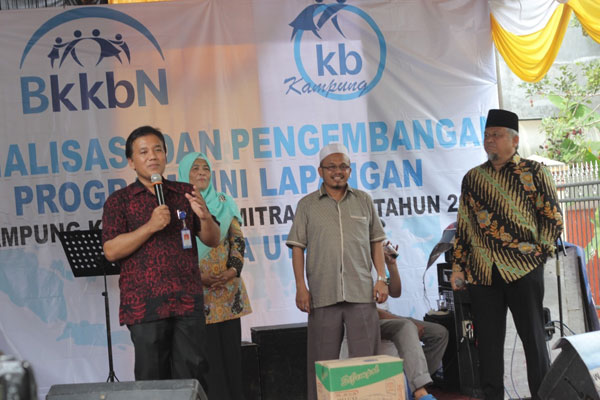 IST BERSAMA:Sekretaris BKKBN Sumut Yusrizal Batubara bersama Anggota DPR RI H Anshori Siregar Lc dan tokoh masyarakat Hidayah Nasution yang juga  anggota DPRD Sumut saat melaksanakan acara.