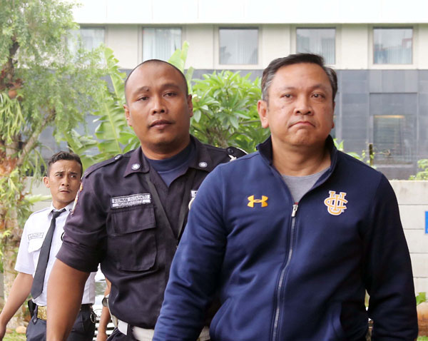 KENA OTT Bupati Pakpak Bharat Remigo Yolando Berutu (kanan) saat tiba di gedung KPK Jakarta, Minggu (18/11). Politikus Partai Demokrat itu diamankan KPK seusai terjaring operasi tangkap tangan (OTT).